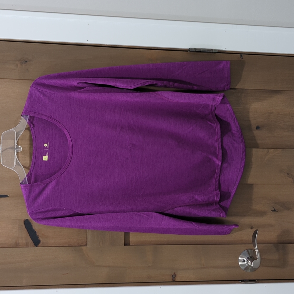 Women's athletic top